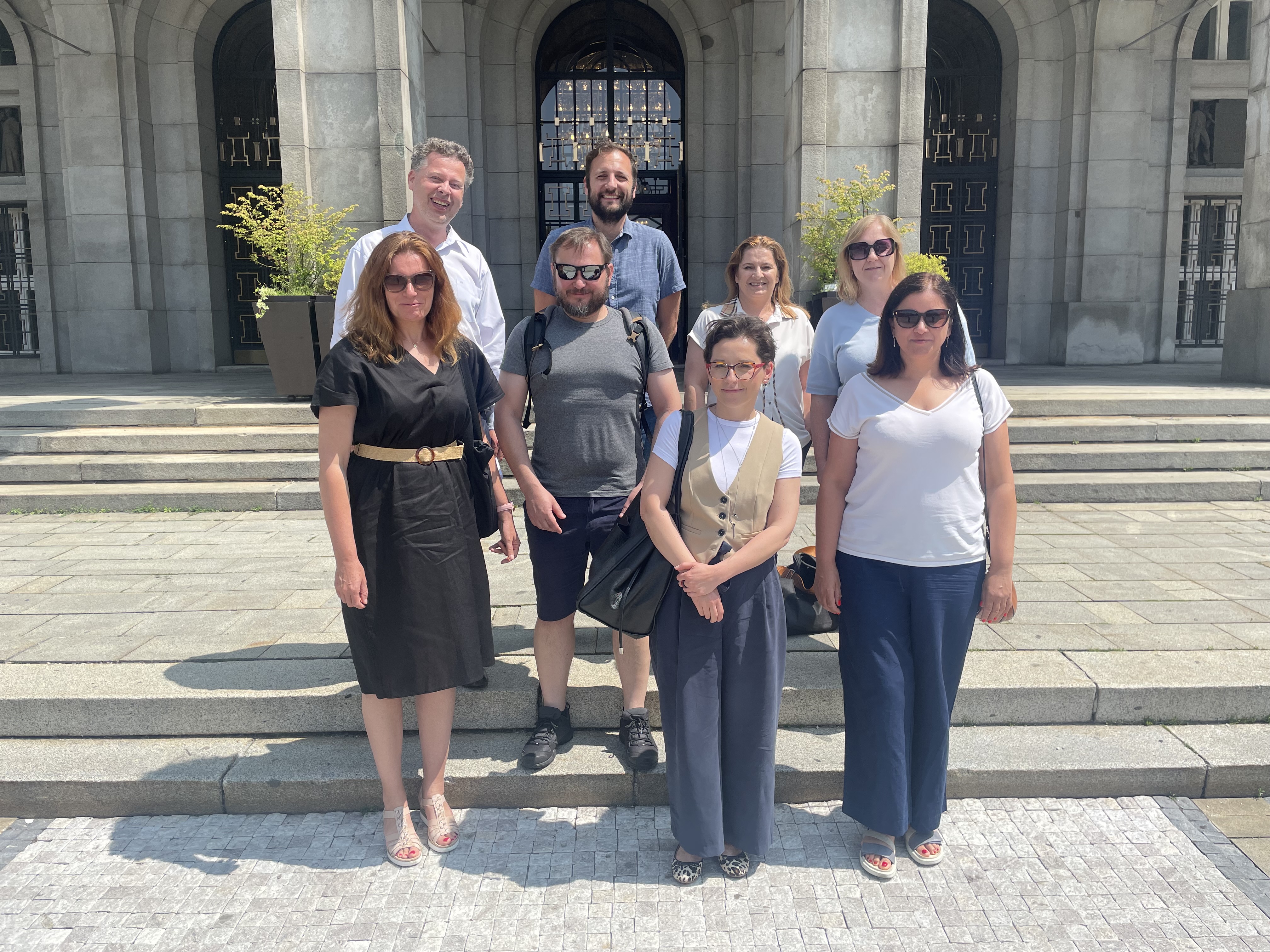 Uczestnicy spotkania przed budynkiem urzędu miejskiego w Ostrawie