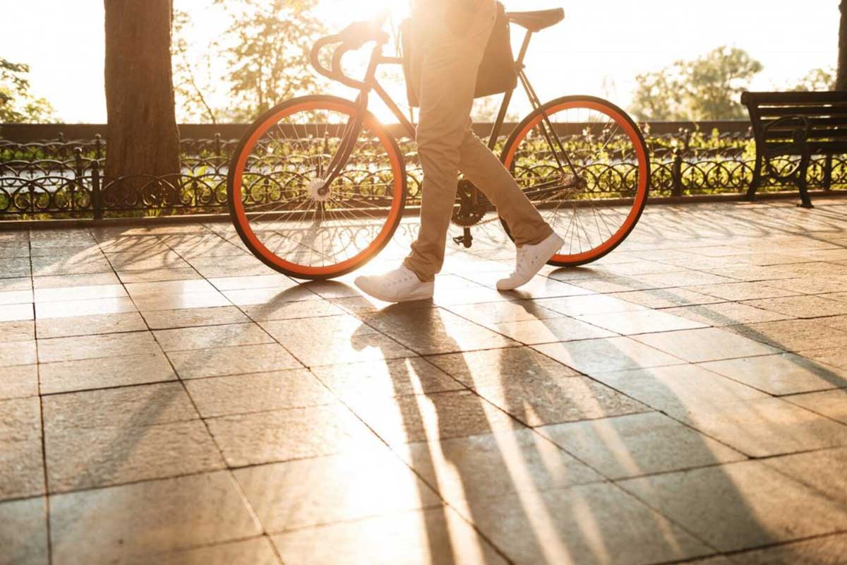 Rowerzysta prowadzący rower