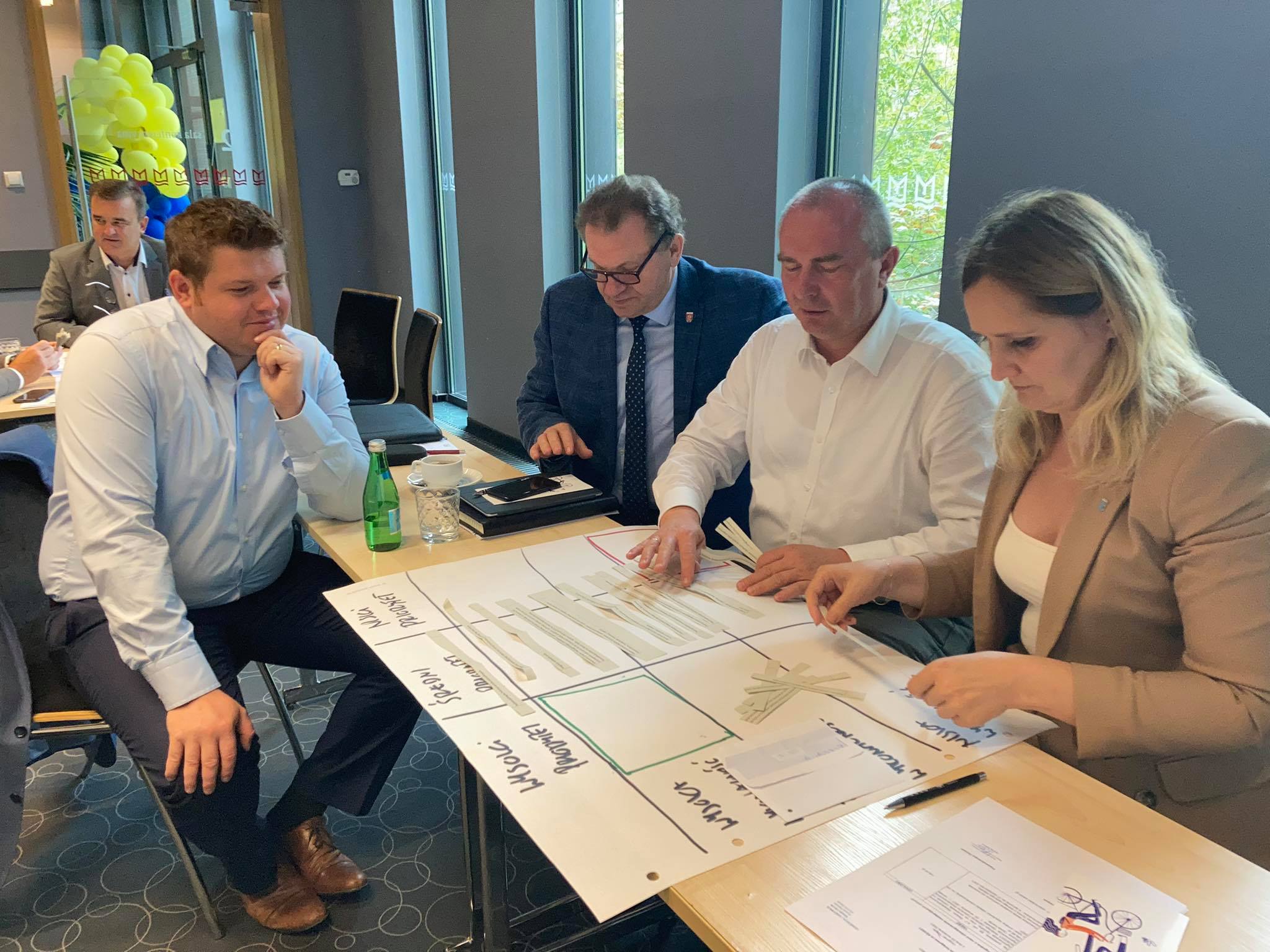 Osoby siedzące przy stole