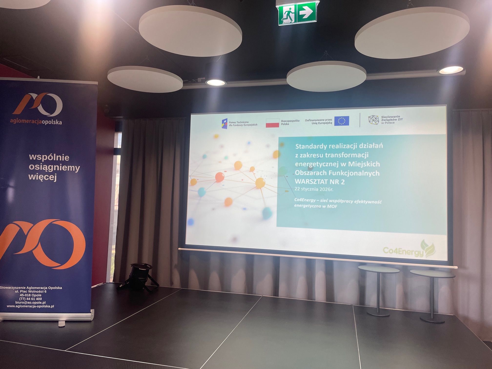 sala warsztatowa, roll-up, ekran z prezentacją