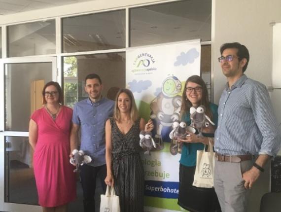 uczestnicy lokalnej grupy z maskotkami programu