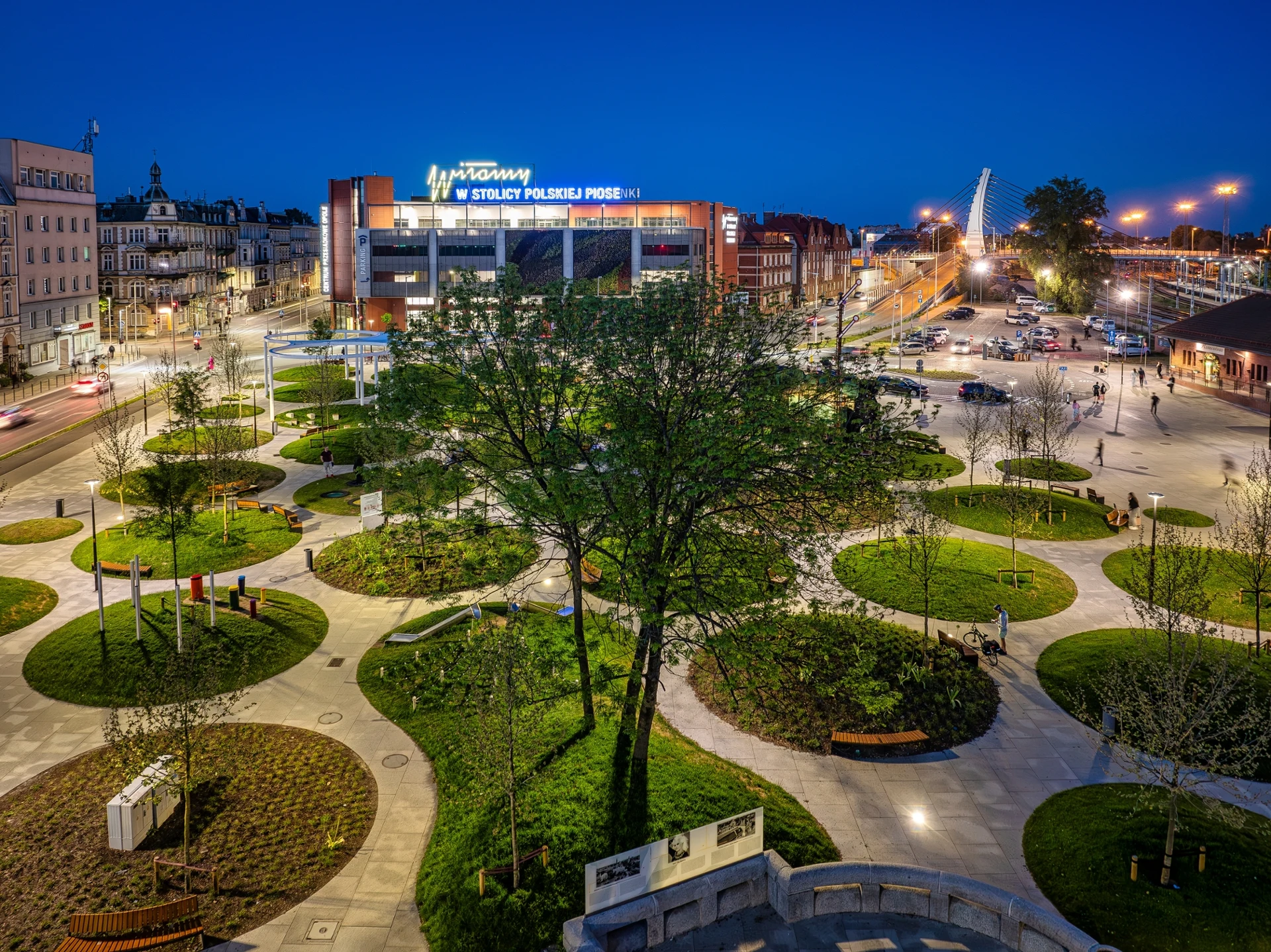 centrum przesiadkowe w Opolu, widok na plac przed dworcem głównym