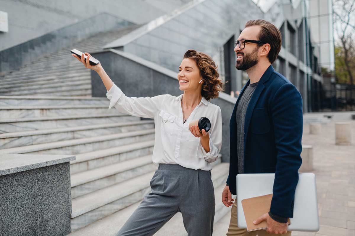 Kobieta wskazuje ręką budynek mężczyźnie