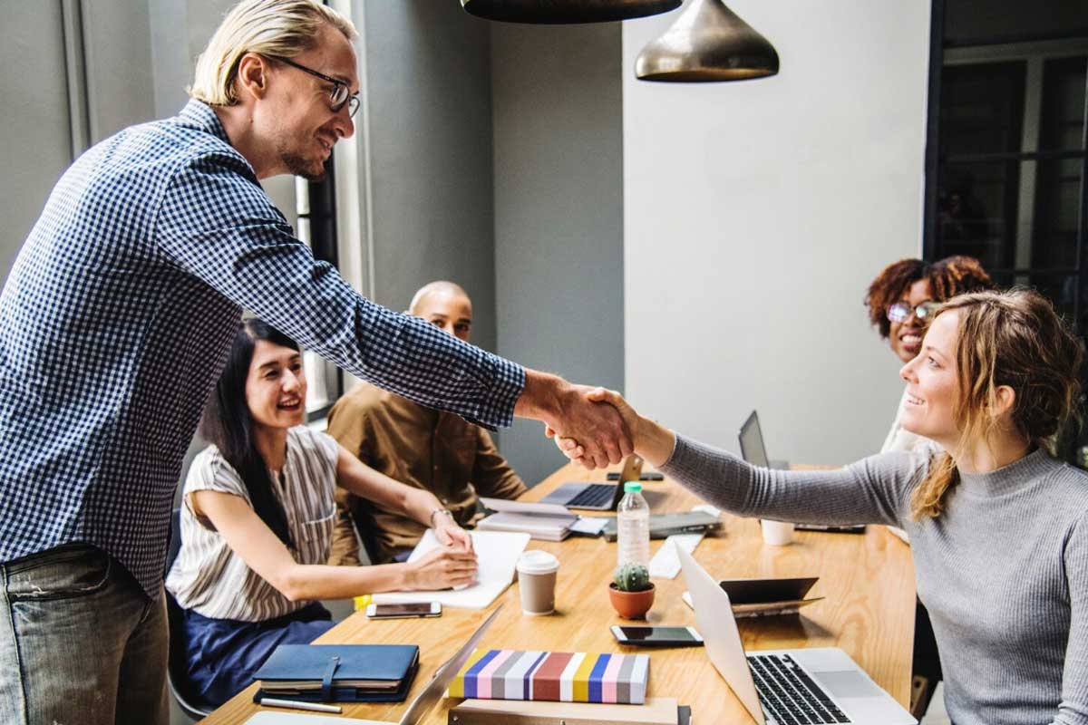 Mężczyzna podaje rękę kobiecie