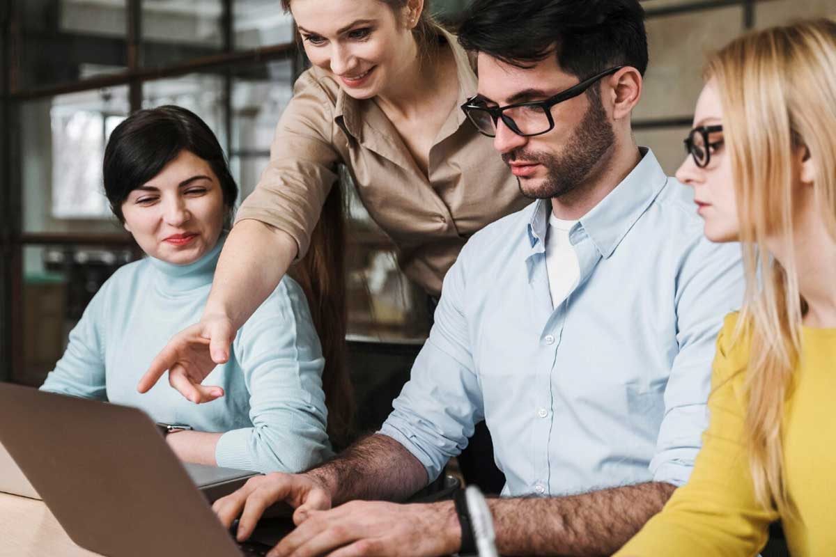 praca osób w grupie przy komputerze