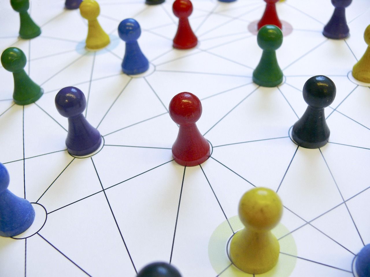 sieć na planszy połączona pionkami